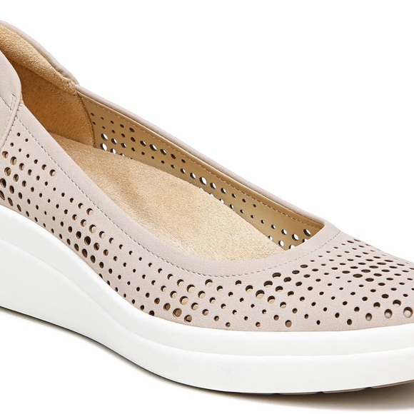 Naturalizer Shoes - Women’s Naturalizer Sam 2 Size 8  2 1/4 Wedge Heel Bone Slip On Pump Worn Once